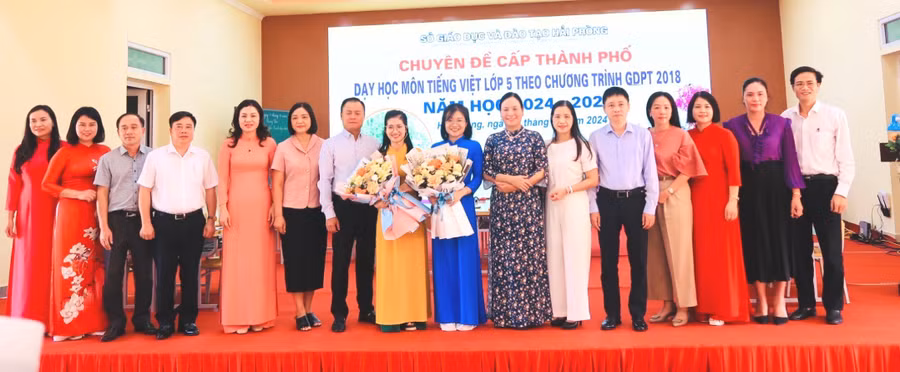 Các đại biểu tặng hoa và chụp ảnh cùng 2 cô giáo thực hiện tiết dạy minh hoạ.