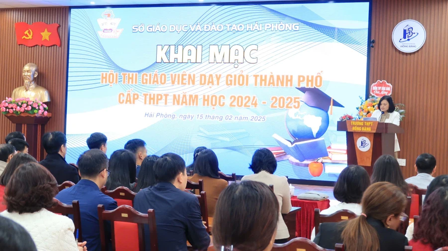 Chương trình khai mạc Hội thi GVDG thành phố cấp THPT năm học 2024-2025.