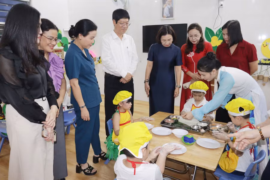 Trẻ trải nghiệm hoạt động tại chuyên đề.