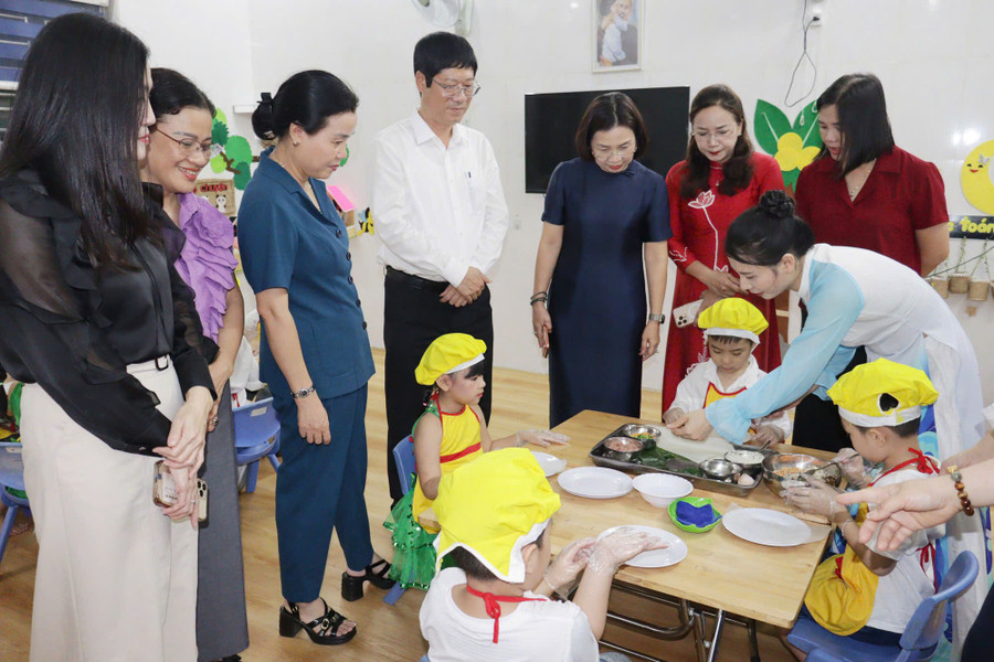 Trẻ trải nghiệm hoạt động tại chuyên đề.