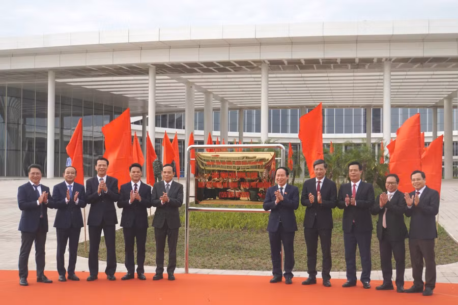 Lễ gắn biển công trình Trung tâm Hội nghị - Biểu diễn thành phố.