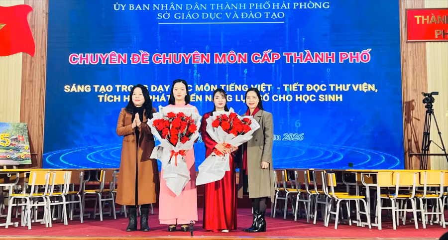 Lãnh đạo ngành Giáo dục tặng hoa giáo viên thực hiện chuyên đề.