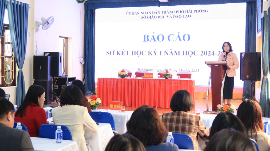 Bà Trần Thu Hằng - Trưởng phòng Giáo dục Tiểu học, Sở GD&ĐT Hải Phòng báo cáo sơ kết học kì 1.