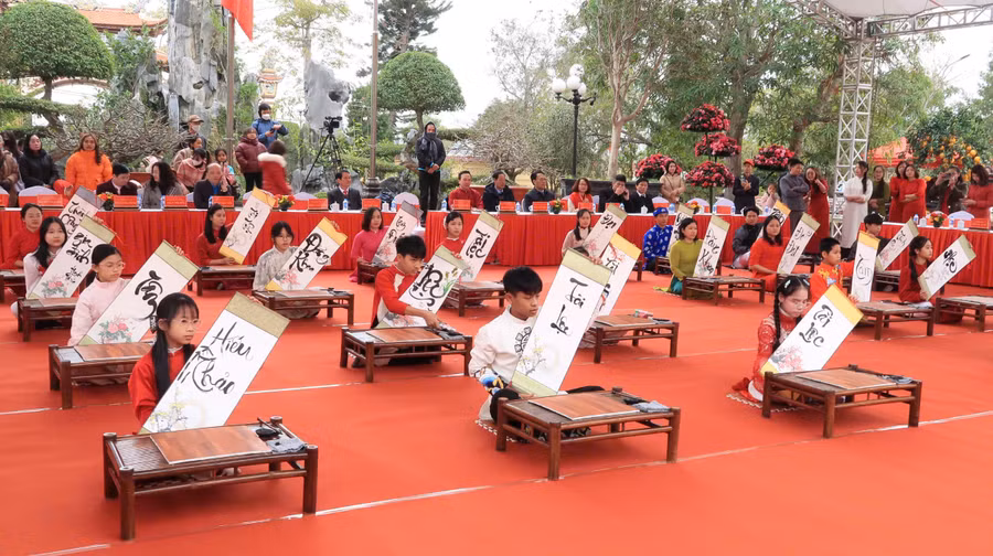 Giáo viên, học sinh Hải Phòng khai bút đầu xuân tại Đền thờ Tiến sĩ Lê Khắc Cẩn