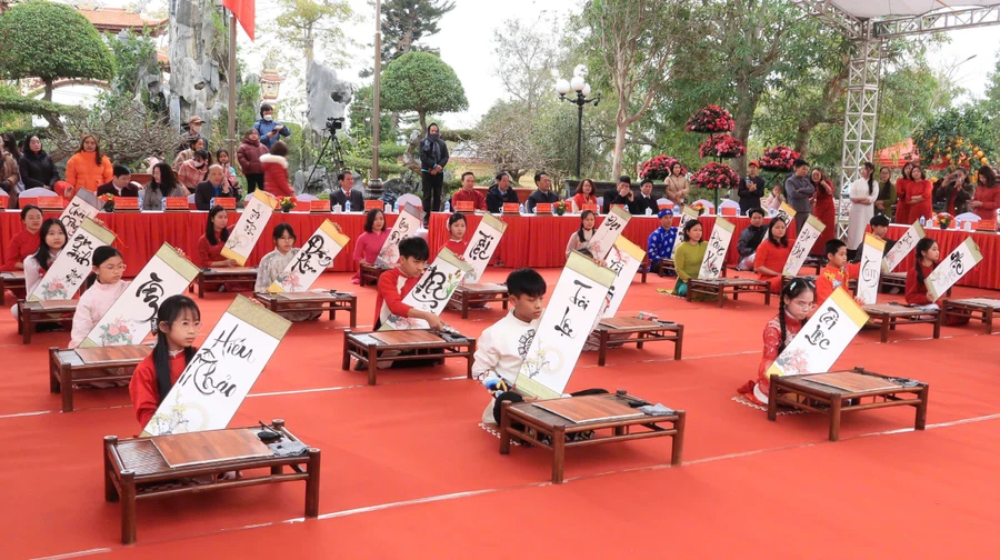 Giáo viên, học sinh Hải Phòng khai bút đầu xuân tại Đền thờ Tiến sĩ Lê Khắc Cẩn