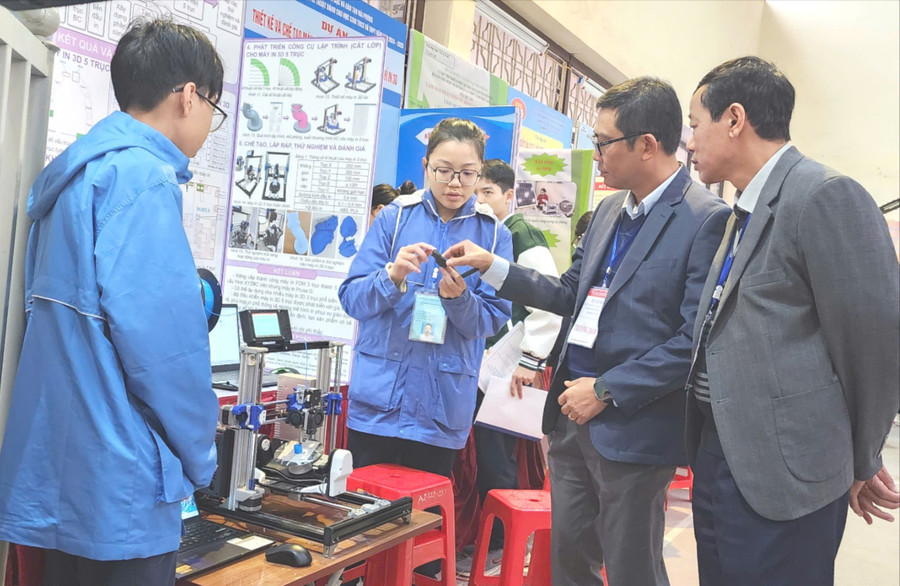 Lãnh đạo Sở GD&ĐT thăm quan các gian trưng bày dự án.
