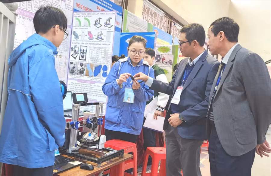 Lãnh đạo Sở GD&ĐT thăm quan các gian trưng bày dự án.