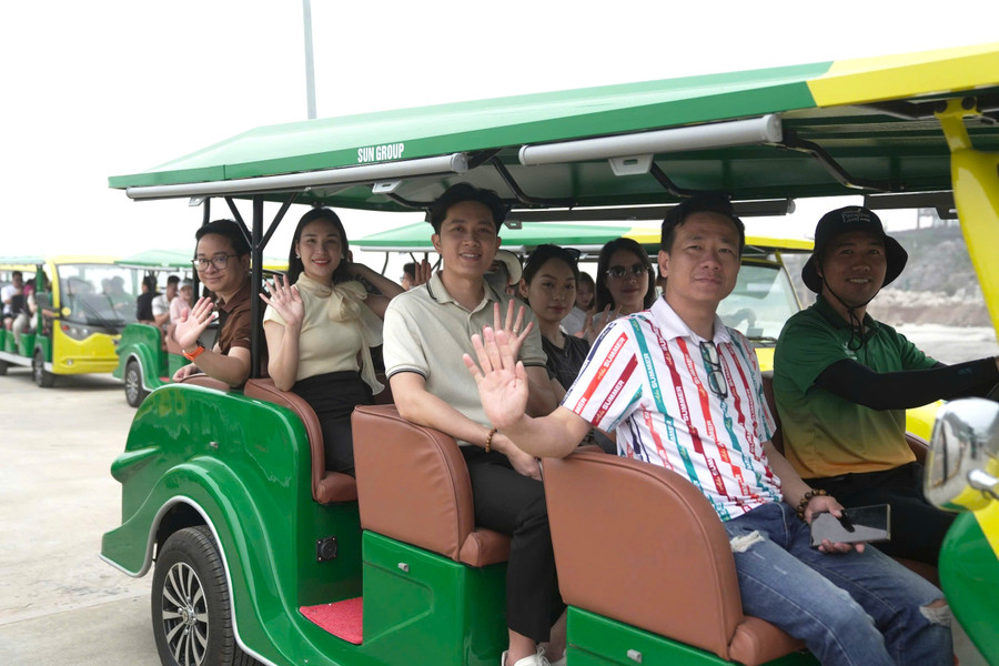Xe buggy điện đưa đón du khách di chuyển đến Vịnh trung tâm Xanh Island.