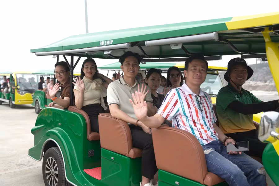 Xe buggy điện đưa đón du khách di chuyển đến Vịnh trung tâm Xanh Island.