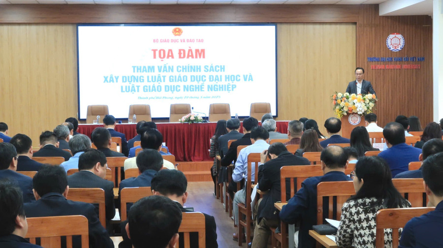 Thứ trưởng Hoàng Minh Sơn phát biểu tại buổi toạ đàm.