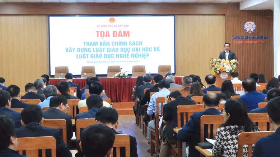 Thứ trưởng Hoàng Minh Sơn phát biểu tại buổi toạ đàm.