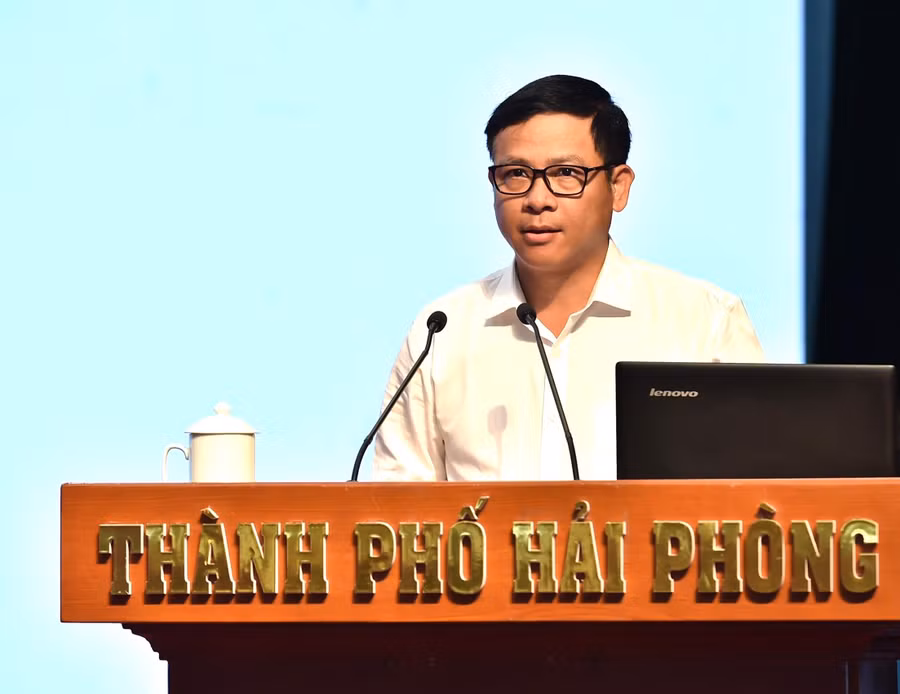 Ông Nguyễn Sơn Hải - Cục trưởng Cục Công nghệ thông tin, Bộ GD&ĐT báo cáo chuyên đề tại Hội nghị.