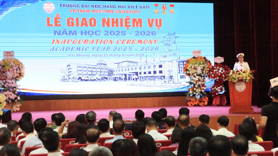 PGS.TS Phạm Xuân Dương, Hiệu trưởng nhà trường phát biểu giao nhiệm vụ năm học. img-9441.jpg