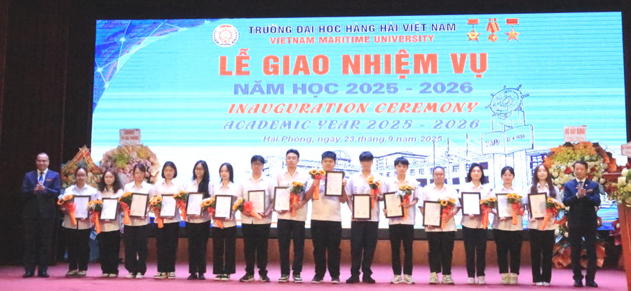15 sinh viên đạt điểm cao đầu vào được lãnh đạo nhà trường khen thưởng. img-9457-4756.jpg