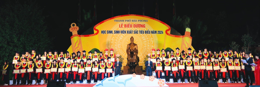 Lãnh đạo thành phố Hải Phòng tặng khen các em học sinh, sinh viên xuất sắc tiêu biểu. 9-11-6-8983.jpg
