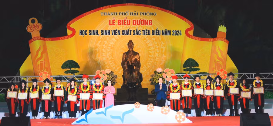 Thứ trưởng Bộ GD&ĐT Nguyễn Thị Kim Chi và Bí thư Thành uỷ Hải Phòng Lê Tiến Châu trao thưởng cho học sinh đạt giải cao trong các kì thi quốc gia, quốc tế, khu vực.