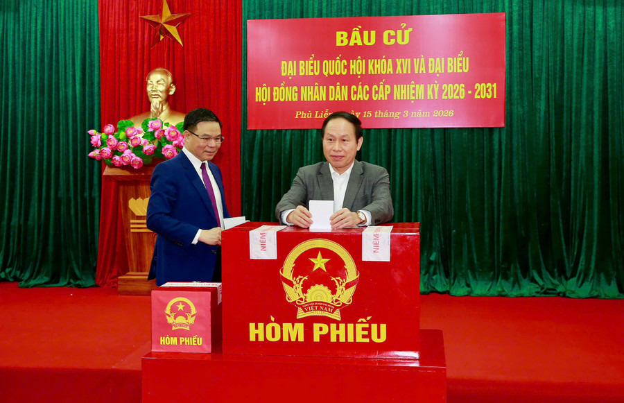 Ông Lê Tiến Châu, Bí thư Thành uỷ Hải Phòng kiểm tra công tác bầu cử và bỏ phiếu bầu cử tại phường Phù Liễn.