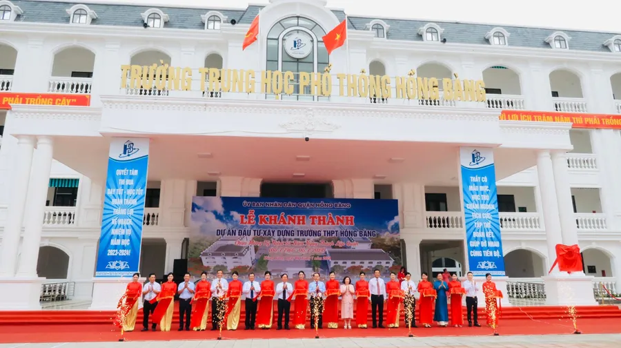 Lễ cắt băng khánh thành Trường THPT Hồng Bàng, quận Hồng Bàng, TP Hải Phòng.