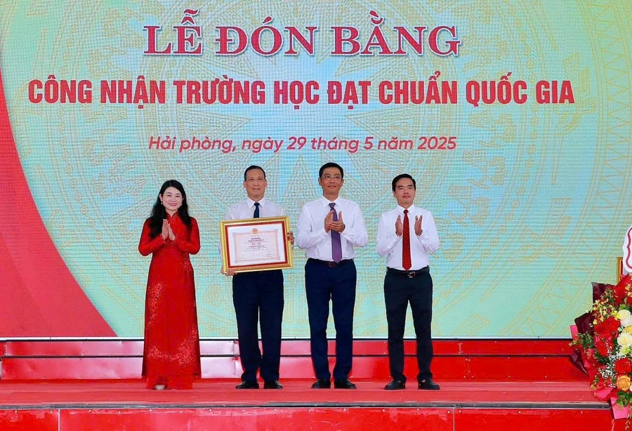 Lãnh đạo Sở GD&ĐT Hải Phòng trao Bằng công nhận trường học đạt chuẩn Quốc gia mức độ 2 cho Trường THPT Hồng Bàng.