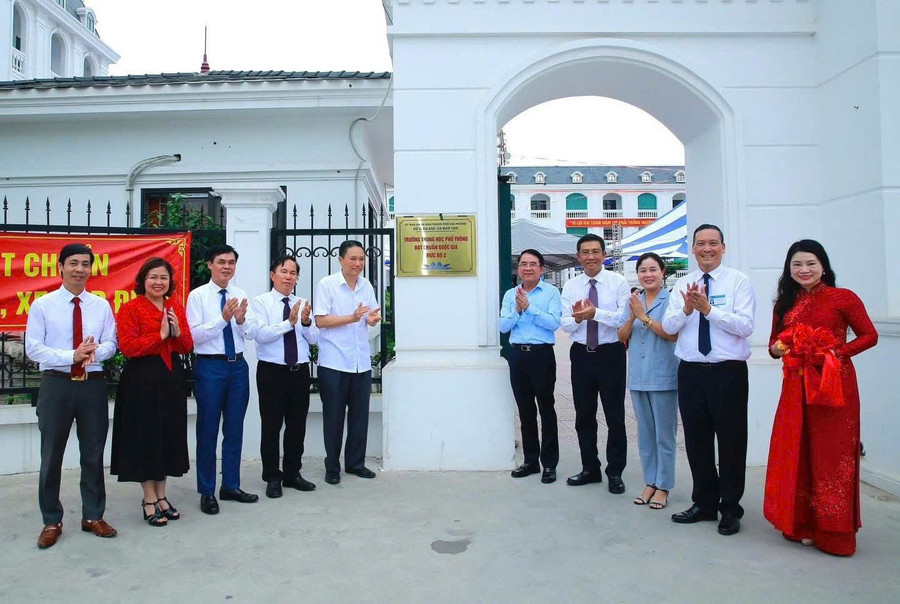 Các đại biểu gắn biển Trường chuẩn Quốc gia tại Trường THPT Hồng Bàng. hb29.jpg