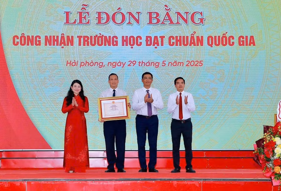 Lãnh đạo Sở GD&ĐT Hải Phòng trao Bằng công nhận trường học đạt chuẩn Quốc gia mức độ 2 cho Trường THPT Hồng Bàng.