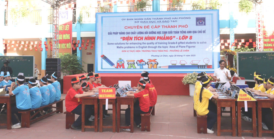 Thầy Nguyễn Văn Đoài và học sinh lớp 8, Trường THCS Trần Phú, phường Lê Chân trong tiết học.