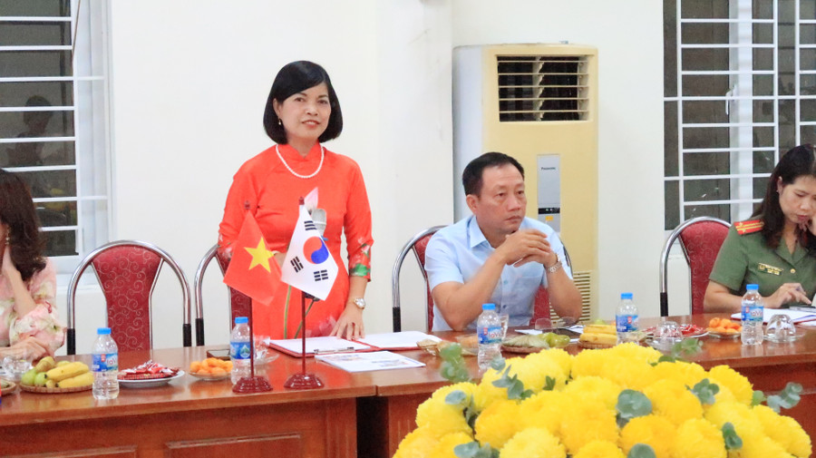 Bà Lê Thị Minh Tâm, Hiệu trưởng Trường THCS Trần Phú chia sẻ về chất lượng dạy học tiếng Hàn của trường. img-9410.jpg
