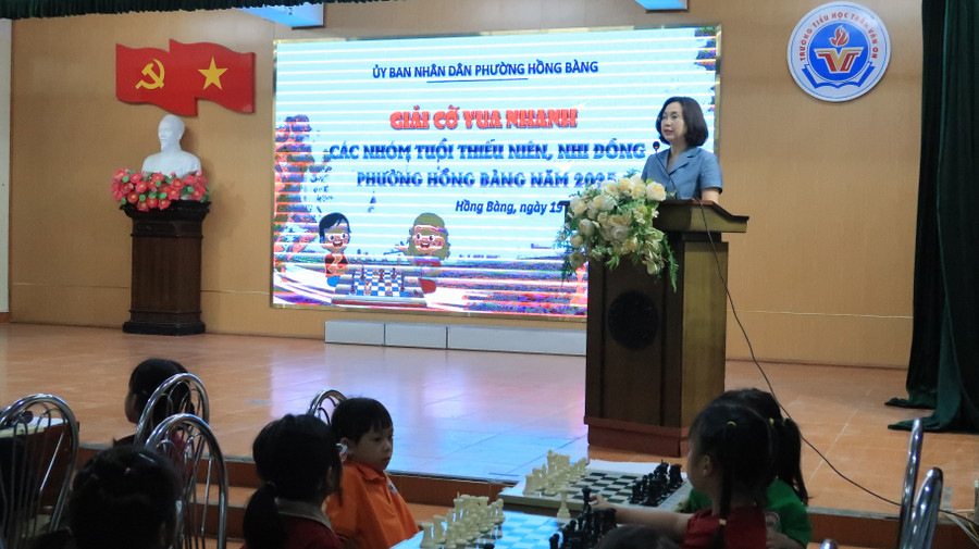 Bà Nguyễn Thị Vân Anh, Phó Chủ tịch UBND phường Hồng Bàng phát biểu khai mạc. img-9378.jpg