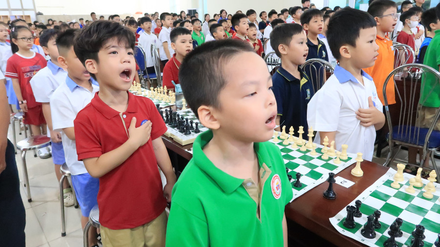 Các VĐV thực hiện nghi lễ Chào cờ.