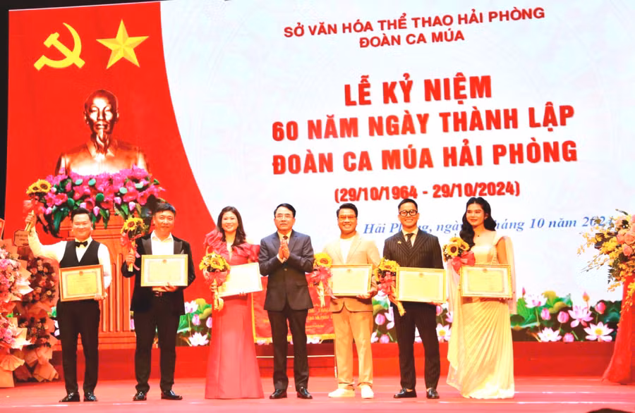 Lãnh đạo TP Hải Phòng trao tặng Bằng khen cho 6 cá nhân có nhiều đóng góp trong quá trình xây dựng và phát triển Đoàn Ca múa Hải Phòng.