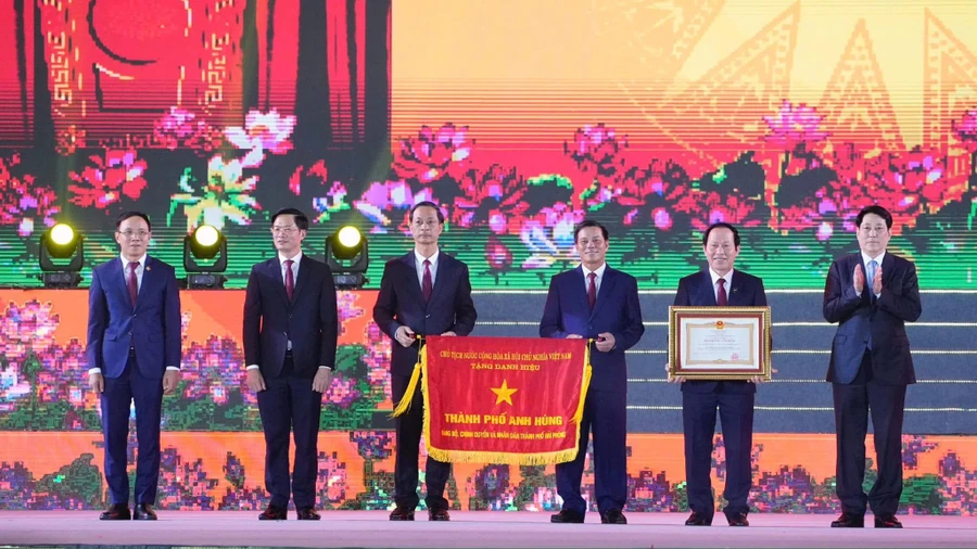 Chủ tịch nước Lương Cường trao danh hiệu “Thành phố Anh hùng” tặng Đảng bộ, chính quyền và Nhân dân thành phố Hải Phòng.