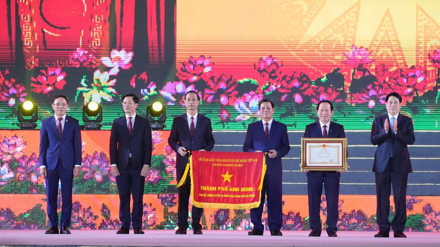 Chủ tịch nước Lương Cường trao danh hiệu “Thành phố Anh hùng” tặng Đảng bộ, chính quyền và Nhân dân thành phố Hải Phòng.