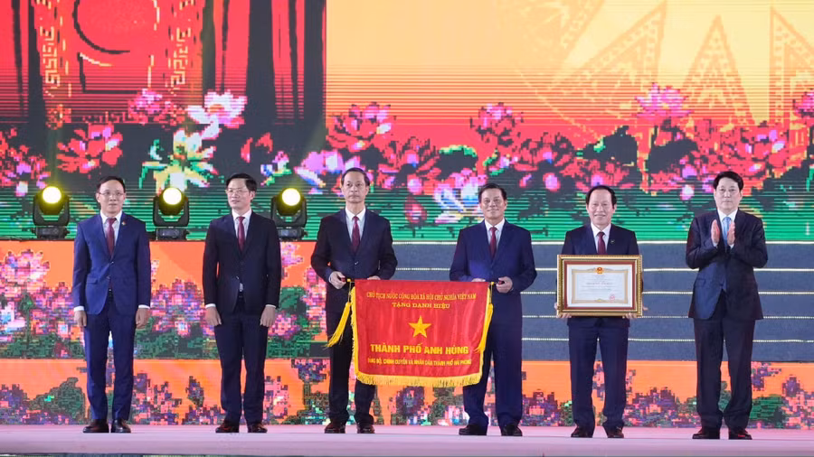 Chủ tịch nước Lương Cường trao danh hiệu “Thành phố Anh hùng” tặng Đảng bộ, chính quyền và Nhân dân thành phố Hải Phòng.