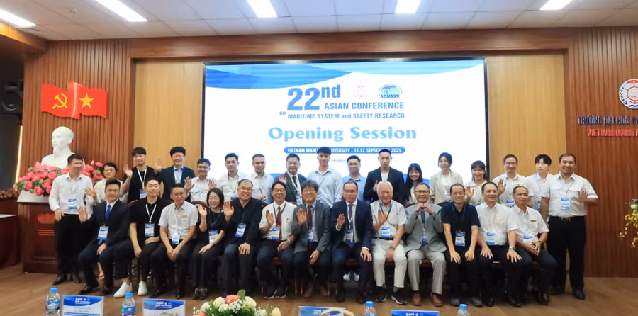 Các đại biểu chụp hình lưu niệm tại hội thảo.