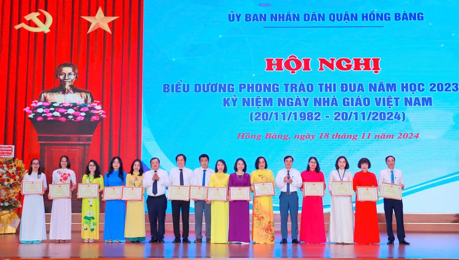 Ngành Giáo dục quận Hồng Bàng biểu dương phong trào thi đua Hai tốt.