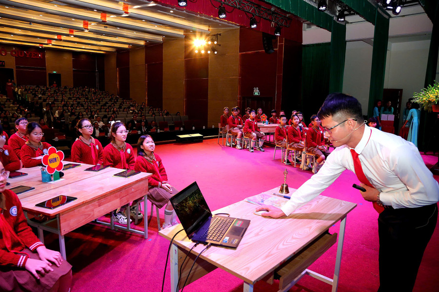 Thầy Vũ Mạnh Tuyền, Trường Tiểu học Lê Hồng Phong (quận Ngô Quyền) thực hiện tiết dạy minh hoạ.