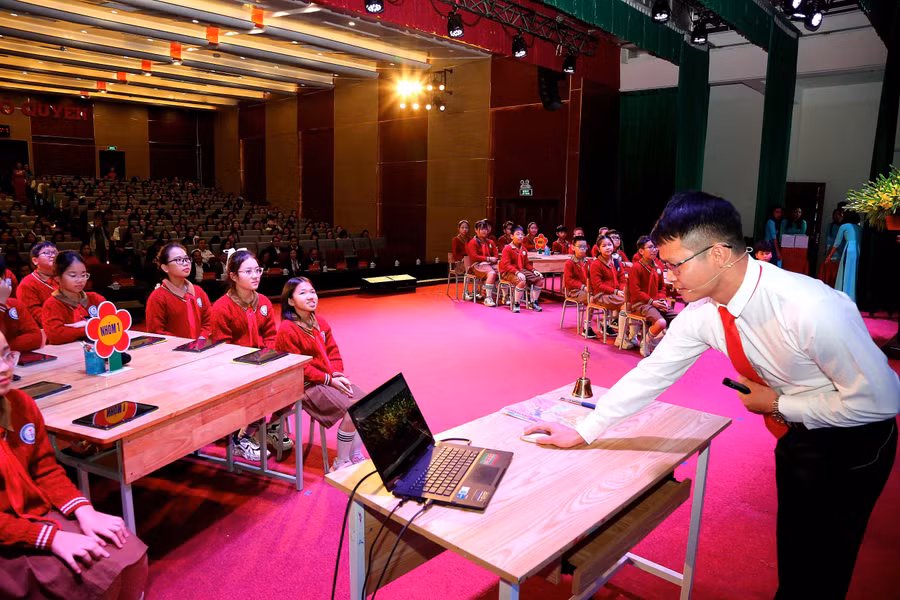 Thầy Vũ Mạnh Tuyền, Trường Tiểu học Lê Hồng Phong (quận Ngô Quyền) thực hiện tiết dạy minh hoạ.