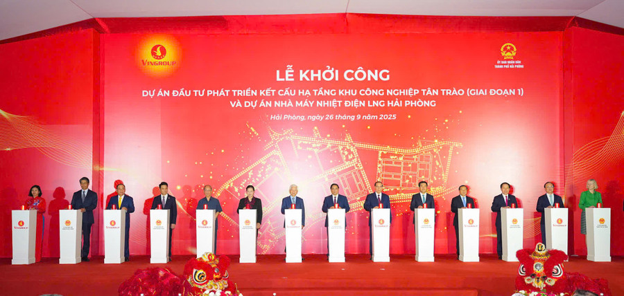 Các đại biểu nhấn nút khởi công dự án.