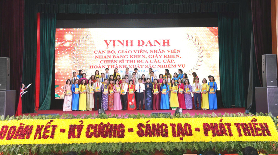 Lãnh đạo phường Lê Chân tặng khen cán bộ, giáo viên đạt thành tích.