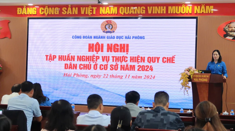 Bà Phạm Kim Thuý - Phó Chủ tịch Công đoàn ngành Giáo dục Hải Phòng phát biểu tại chương trình.