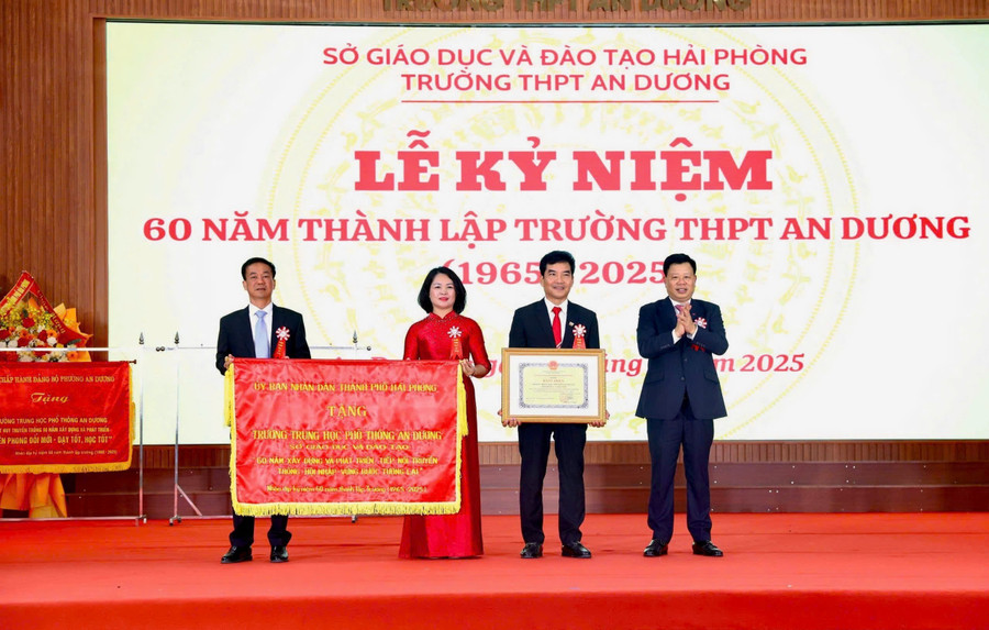 Nhân dịp kỷ niệm 60 năm ngày thành lập Trường THPT An Dương nhận Bằng khen và Bức trướng do UBND TP Hải Phòng tặng.