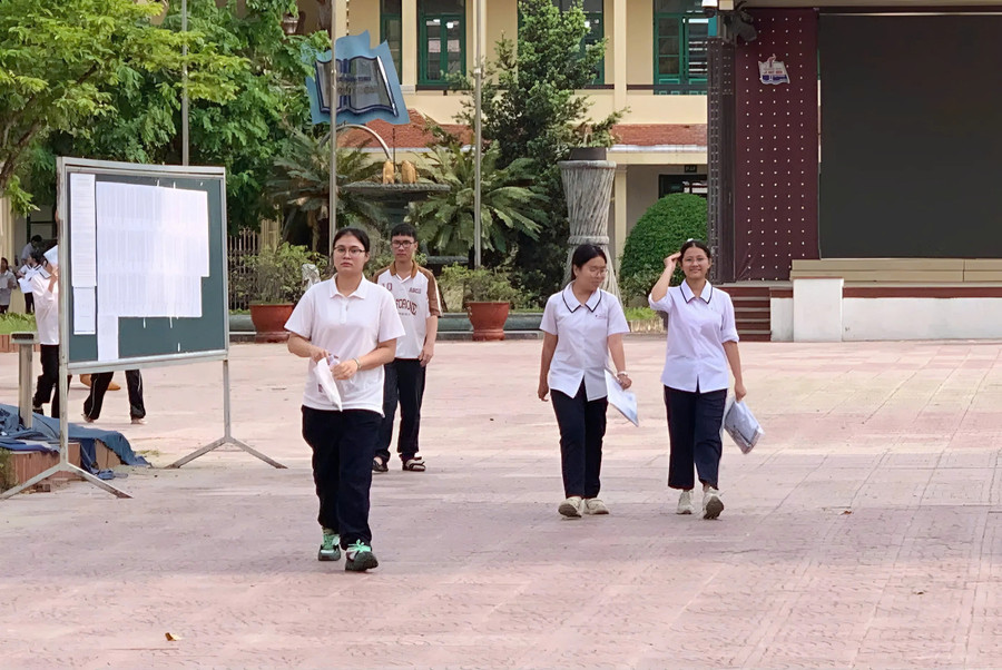 Thí sinh tại hội đồng thi Trường THPT Lê Quý Đôn hoàn thành bài thi môn Ngoại ngữ. 2025-thi.jpg
