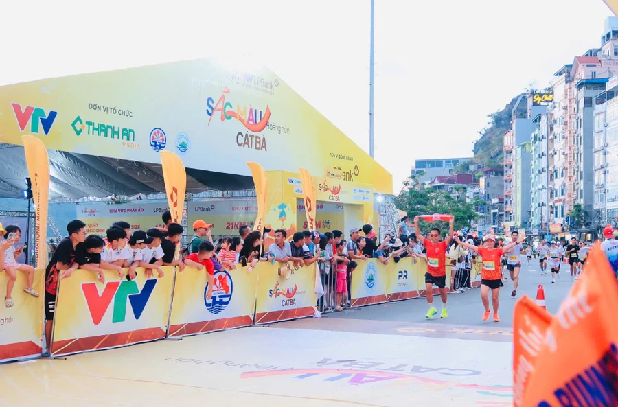 Giải Marathon 'Sắc màu hoàng hôn Cát Bà' diễn ra chiều 19/10.