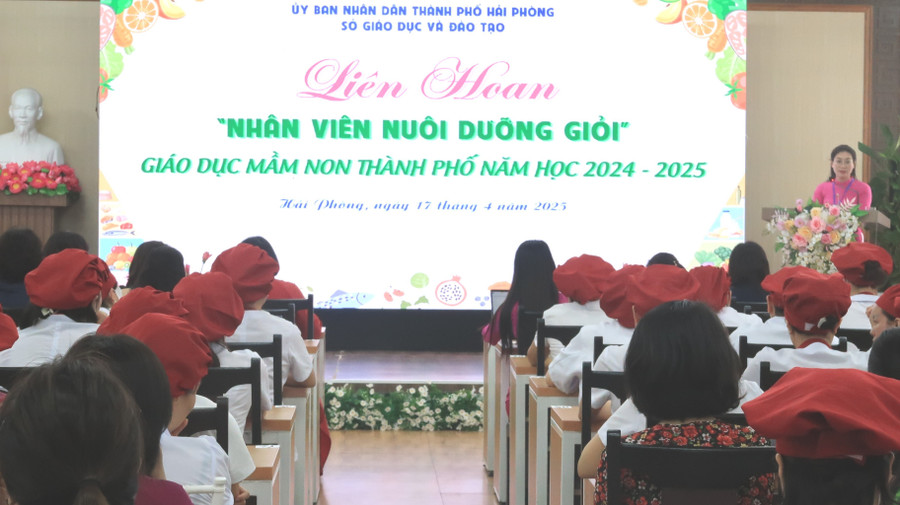 Đại diện phòng chuyên môn của Sở GD&ĐT Hải Phòng phổ biến các quy định.