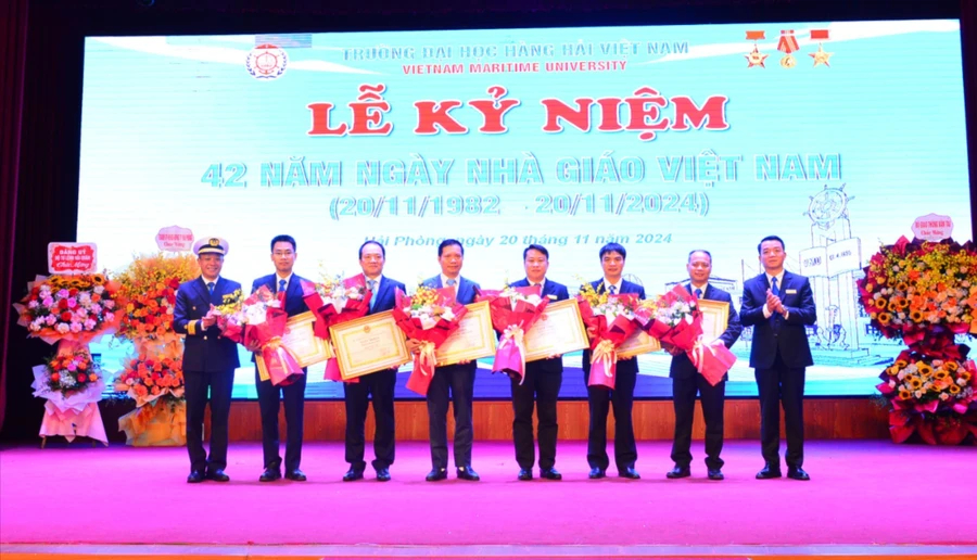 Lễ kỷ niệm 42 năm Ngày Nhà giáo Việt Nam tại Trường Đại học Hàng hải Việt Nam.