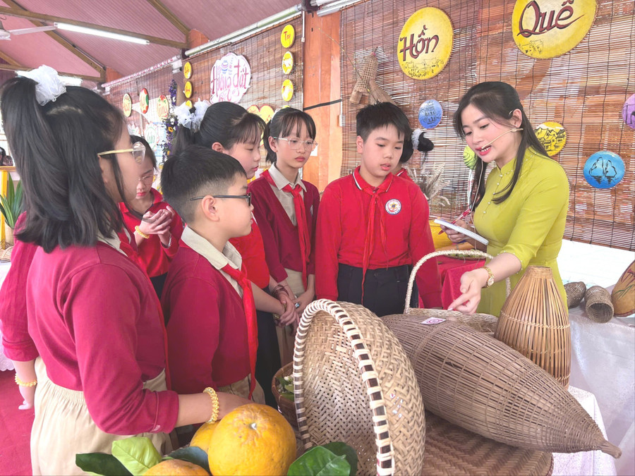 Học sinh chia sẻ kiến thức về nghề mây tre đan sau khi tìm hiểu thực tế.