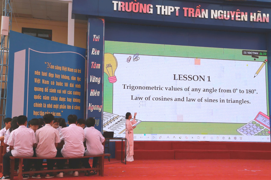 Fru Pham Thi Thu Trang, lærer ved Tran Nguyen Han videregående skole, underviser i et spesialisert matematikkurs på engelsk. tieng-anh4-8919.jpg