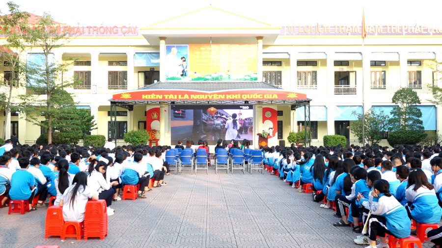 Học sinh Trường THCS Nam Hà, phường Kiến An tập trung xem phim dưới sân trường. mua-do-nam-ha.jpg