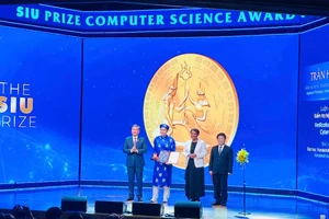 TS Trần Hoàng Dũng nhận giải Nhất 'SIU Prize Computer Science' mùa đầu tiên