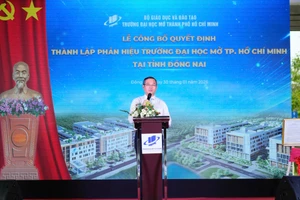 Thứ trưởng Bộ GD&ĐT Nguyễn Văn Phúc phát biểu tại buổi lễ thành lập phân hiệu của Trường ĐH Mở TPHCM tại Đồng Nai. Ảnh: HCMOU.